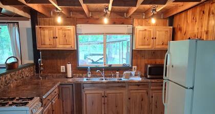 Cozy 1 bedroom with loft cabin in High Springs 7 minutes from Ginnie Springs