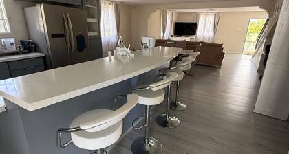 Bajan Bliss Townhouse ✈️ | 5–10 Min to Airport & Shopping. Modern and Spacious