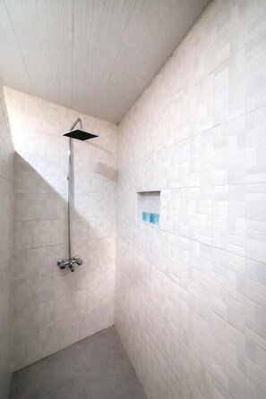 Dusche, kostenlose Toilettenartikel, Hausschuhe, Handtücher