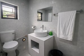 Dusche, kostenlose Toilettenartikel, Hausschuhe, Handtücher