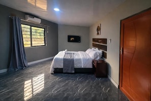 Laptop workspace, iron/ironing board, free WiFi - The Hedge Cottages (Konkola)
