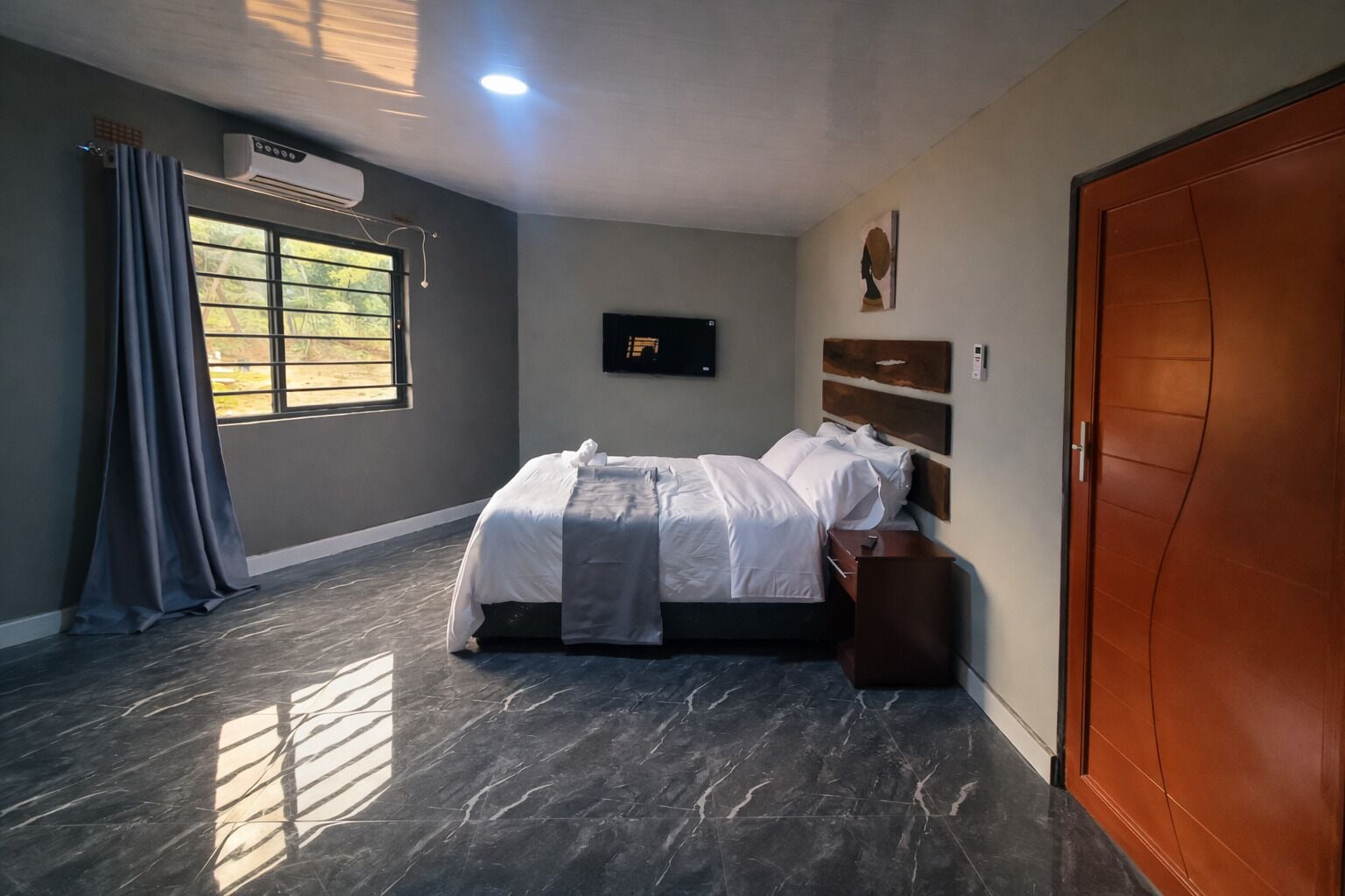 Laptop workspace, iron/ironing board, free WiFi
