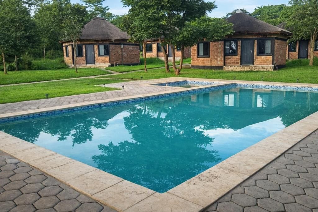 Una piscina al aire libre