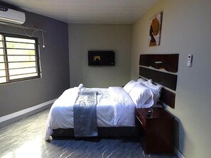 Espacio para trabajar con laptop y tabla de planchar con plancha 
