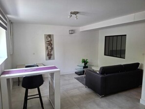 Interior - Quimper town center within walking distance and beaches 15/20 minutes away (Quimper)