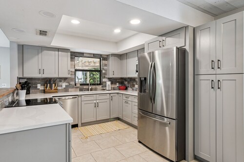 Quiet, Clean and Beautiful 3/2 Retreat Near Everything!