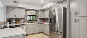 Quiet, Clean and Beautiful 3/2 Retreat Near Everything!
