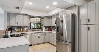 Quiet, Clean and Beautiful 3/2 Retreat Near Everything!