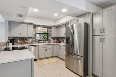 Quiet, Clean and Beautiful 3/2 Retreat Near Everything!