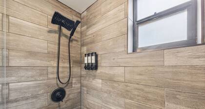 Quiet, Clean and Beautiful 3/2 Retreat Near Everything!