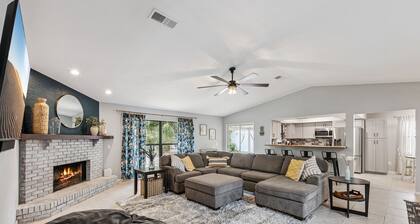 Quiet, Clean and Beautiful 3/2 Retreat Near Everything!