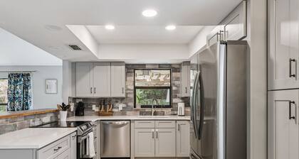 Quiet, Clean and Beautiful 3/2 Retreat Near Everything!