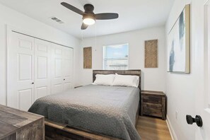 Tabla de planchar con plancha, wifi y ropa de cama