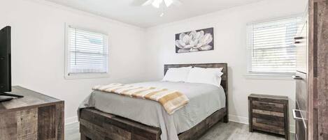 3 bedrooms, iron/ironing board, WiFi, bed sheets
