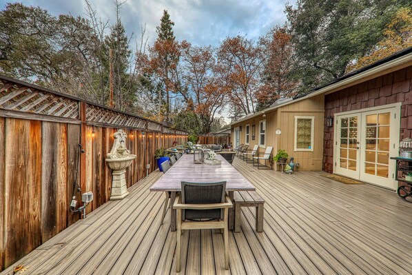 Outdoor dining - Cozy 4BD/3BA Cottage in Walnut Creek Dwtn (Walnut Creek)