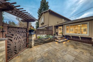 Exterior - Cozy 4BD/3BA Cottage in Walnut Creek Dwtn (Walnut Creek)