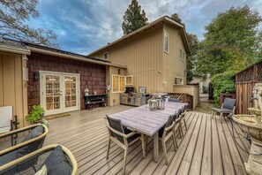 Outdoor dining - Cozy 4BD/3BA Cottage in Walnut Creek Dwtn (Walnut Creek)