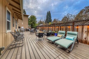 Outdoor dining - Cozy 4BD/3BA Cottage in Walnut Creek Dwtn (Walnut Creek)