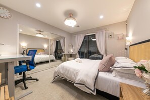 Room - Cozy 4BD/3BA Cottage in Walnut Creek Dwtn (Walnut Creek)