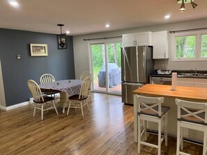 Dining - Lake Nipissing Escape | Kayaks •Dock •Nature Views (Callander)