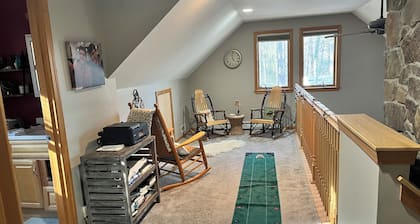 Lakefront Escape/Moose Pond: Private Water Access and Mountain Views in Denmark!