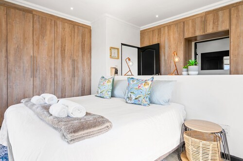 Cape Winelands Mountain View Getaway
