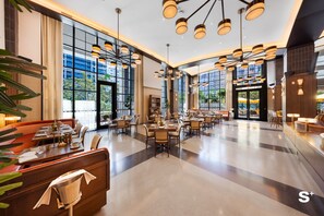 Dining - 43rd-Floor Skyline Suite - Pool & Gym (Miami)