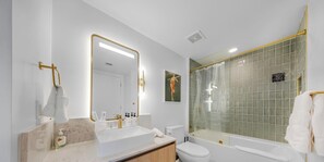 Bathroom - 43rd-Floor Skyline Suite - Pool & Gym (Miami)