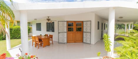 Casa, 2 habitaciones, con acceso para personas discapacitadas, para fumadores | Restaurante al aire libre