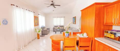 Ferienhaus, 2 Schlafzimmer, barrierefrei, Raucher | Esszimmer