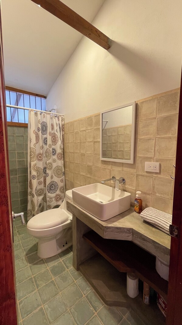 Shower, hair dryer, towels, soap - 1.5km to the beach! Casita Ave Del Paraiso - Los Pargos, Guanacaste (Los Pargos)