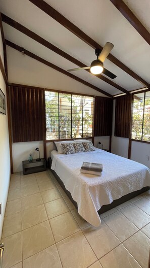 1 bedroom, Internet, bed sheets - 1.5km to the beach! Casita Ave Del Paraiso - Los Pargos, Guanacaste (Los Pargos)
