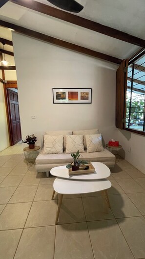 Living area - 1.5km to the beach! Casita Ave Del Paraiso - Los Pargos, Guanacaste (Los Pargos)