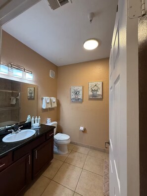Hair dryer, towels, soap, toilet paper - 3BR Disney Oasis /Sleeps 8 /No Fees (Davenport)