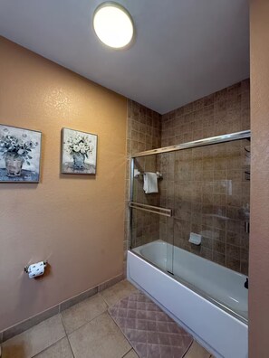 Hair dryer, towels, soap, toilet paper - 3BR Disney Oasis /Sleeps 8 /No Fees (Davenport)