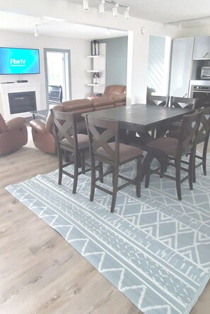 Dining - Lake Nepahwin | Dock+Deck & A/C | Walk Everywhere (Greater Sudbury)