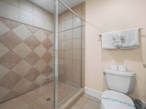 Hair dryer, towels, soap, toilet paper - Sleek 3-Bed Oasis in Reunion with Golf view (Kissimmee)