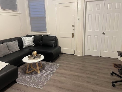 Modern 2BR • 2 King Beds • Near Bakery Sq, Downtown & Universities