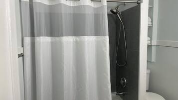 Sèche-cheveux, serviettes fournies, savon, papier toilette