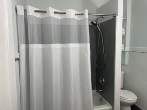 Secadora de cabello, toallas, jabón, papel de baño 