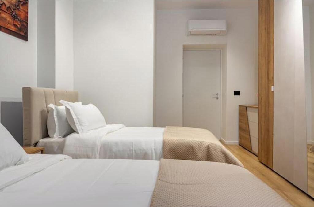 Iron/ironing board, Internet, bed sheets
