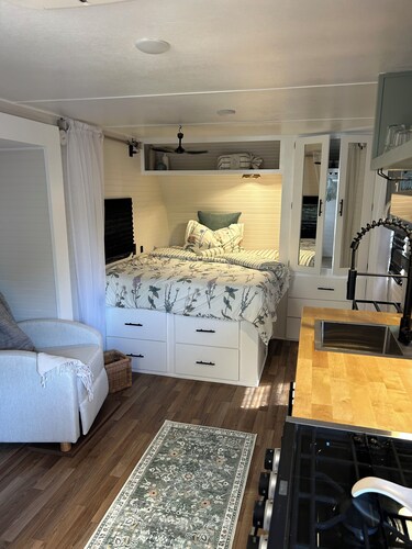 Traveler Soothing 1-bedroom Travel home with AC in Sacramento, near hospitals