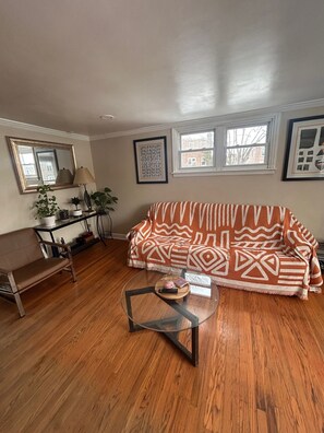 Living area - Serene 3-bedroom townhome in charming Drexel Hill. Ready for FIFA, MLB, PGA (Drexel Hill)