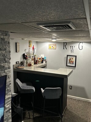 Bar (on property) - Serene 3-bedroom townhome in charming Drexel Hill. Ready for FIFA, MLB, PGA (Drexel Hill)