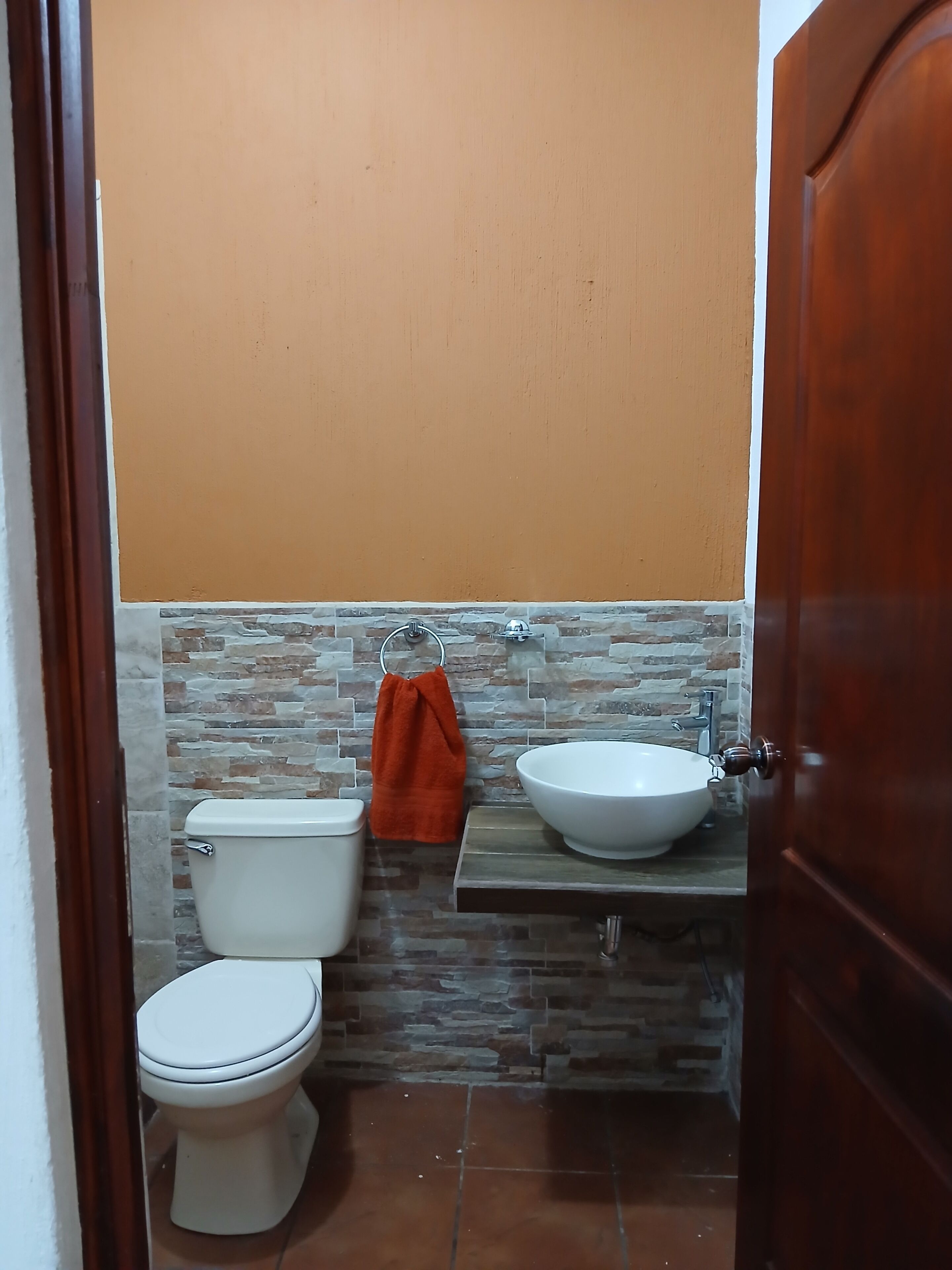 Serviettes fournies, savon, papier toilette