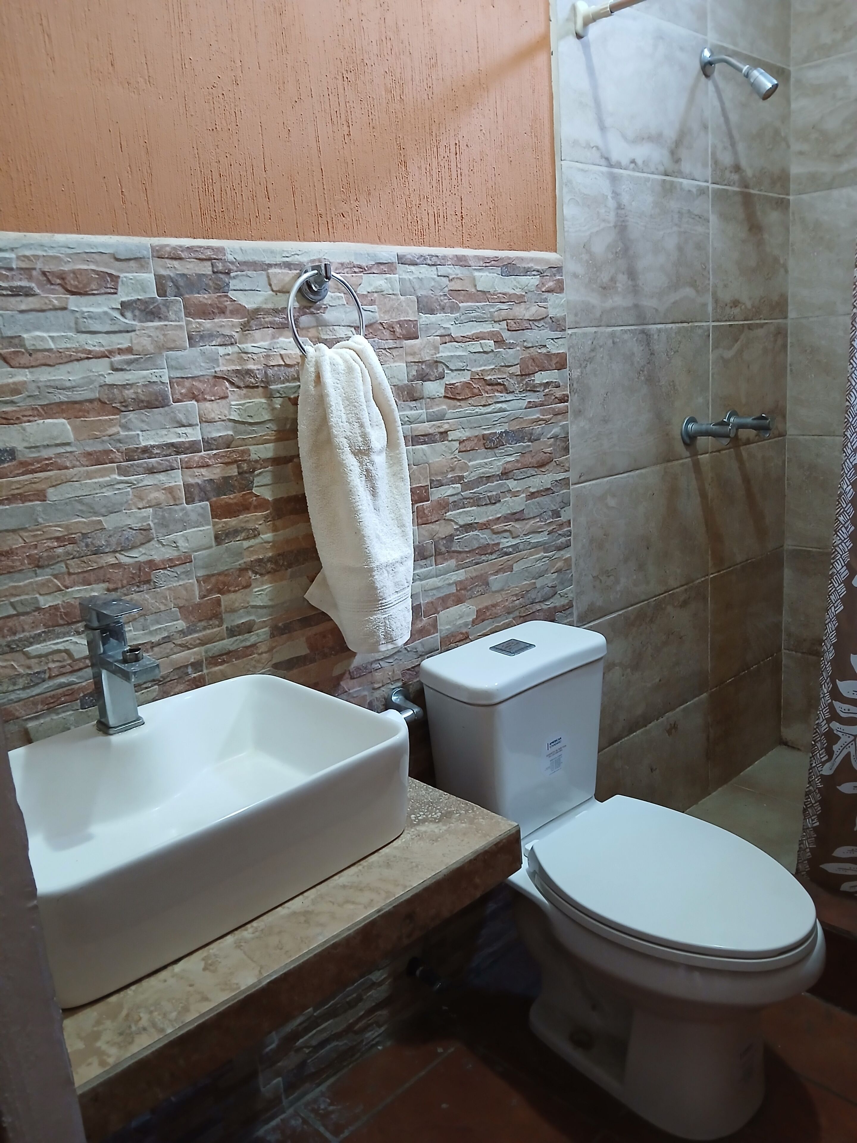 Serviettes fournies, savon, papier toilette