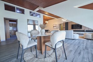 Premium Penthouse, 1 Bedroom, Lagoon View | Dining - THE CARRINGTON SUITES (Lagos)