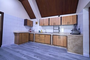 Refrigerador con freezer, microondas, horno, placa de cocina