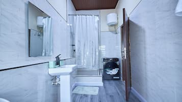 Premium-Apartment, 3 Schlafzimmer, Balkon, Blick auf die Lagune | Badezimmer | Kostenlose Toilettenartikel, Handtücher, Seife, Shampoo
