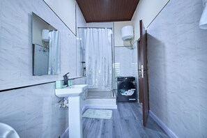 Apartamento Premium, 3 habitaciones, balcón, vistas a la laguna | Baño | Artículos de higiene personal gratuitos, toallas, jabón y champú